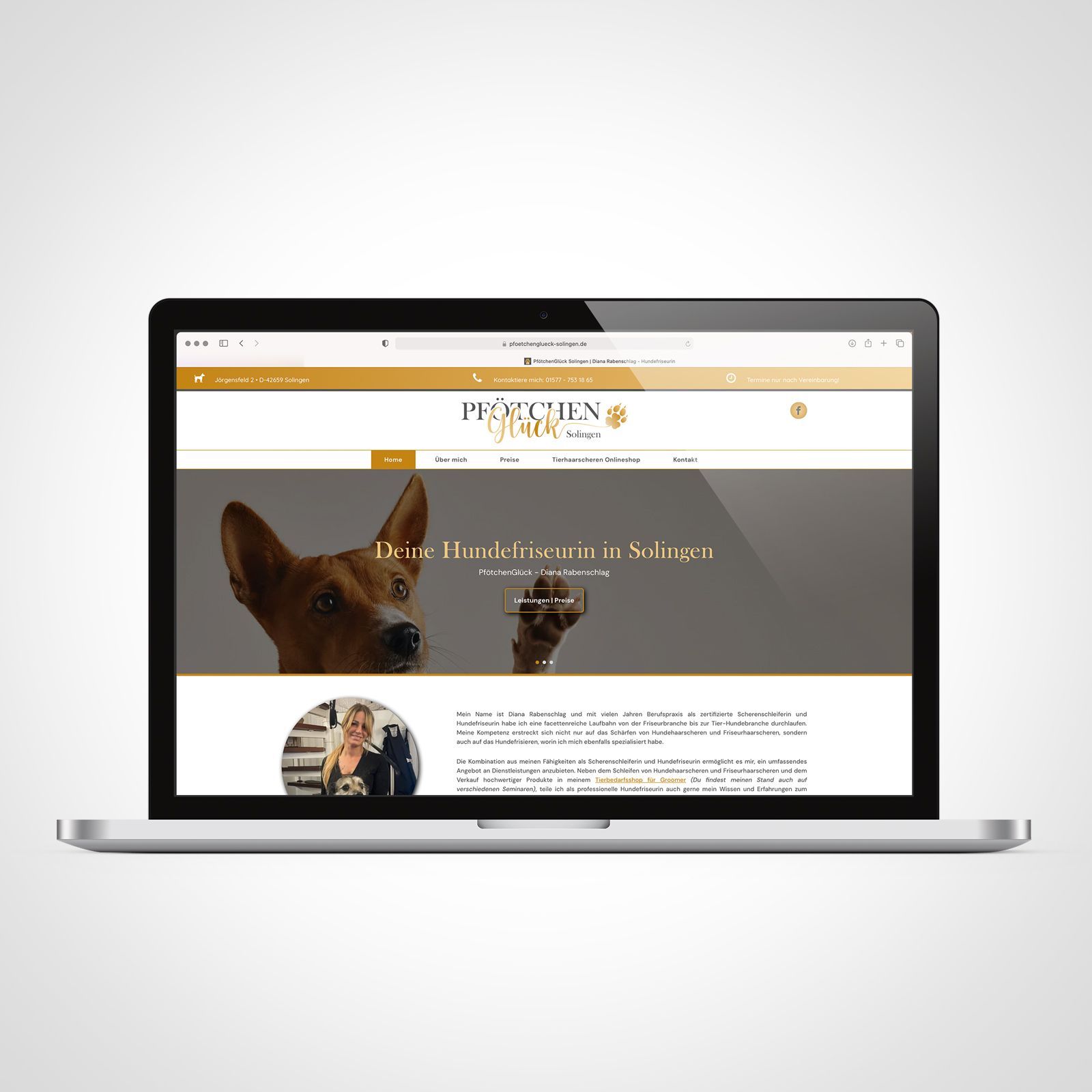 Auf einem Laptop ist eine Seite mit einem Hund darauf geöffnet