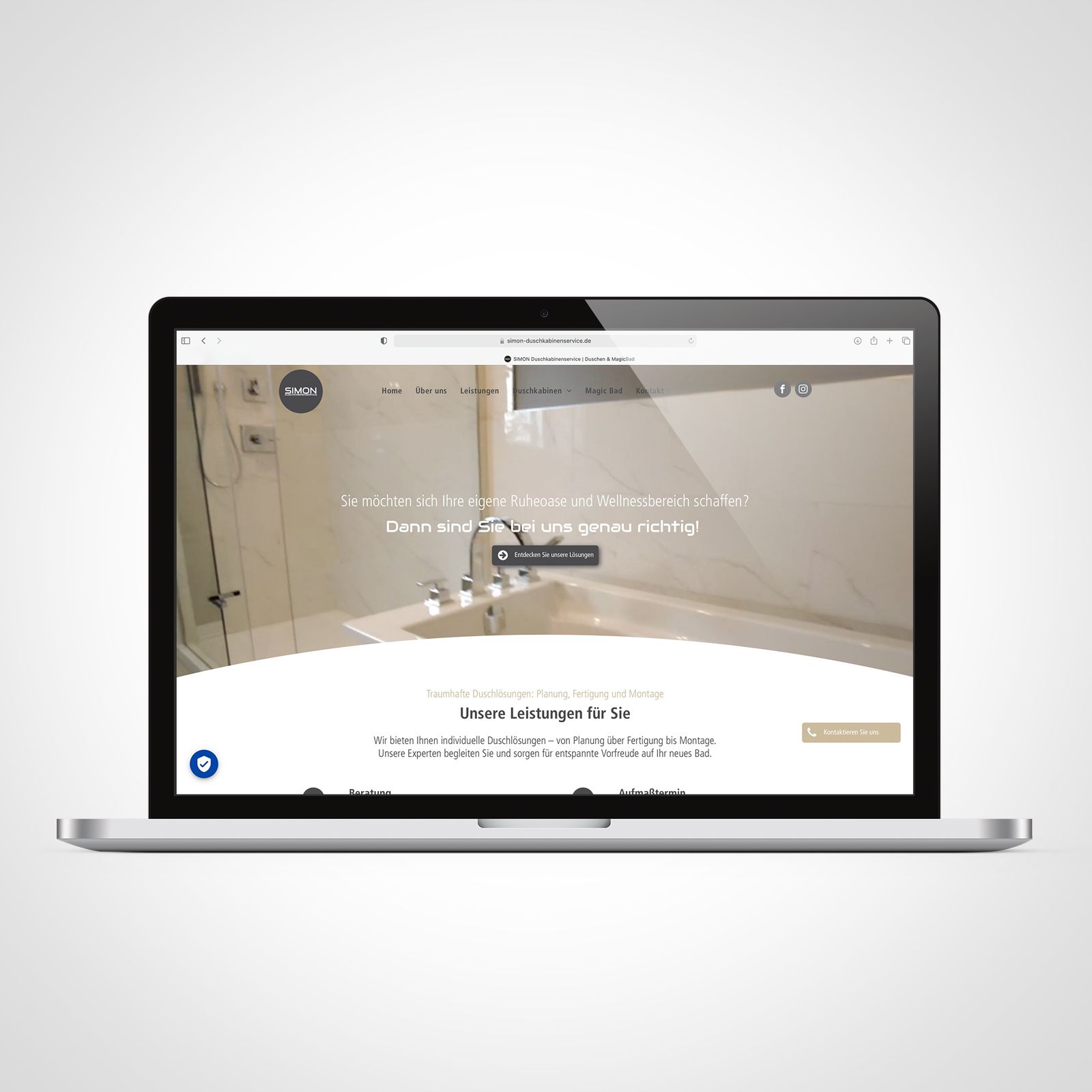 Auf einem Laptop ist eine Badezimmer-Website geöffnet