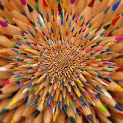 Ein Bündel Buntstifte sind in einem kreisförmigen Muster angeordnet
