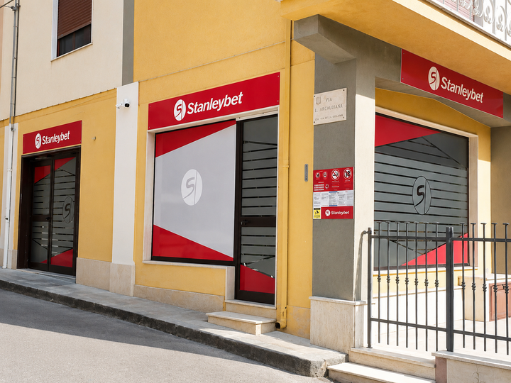 Interno sede Stanleybet con monitor odds in diretta