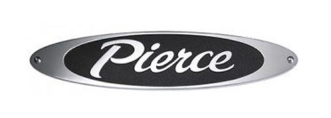 Logo Pierce dans un ovale argenté avec fond noir.
