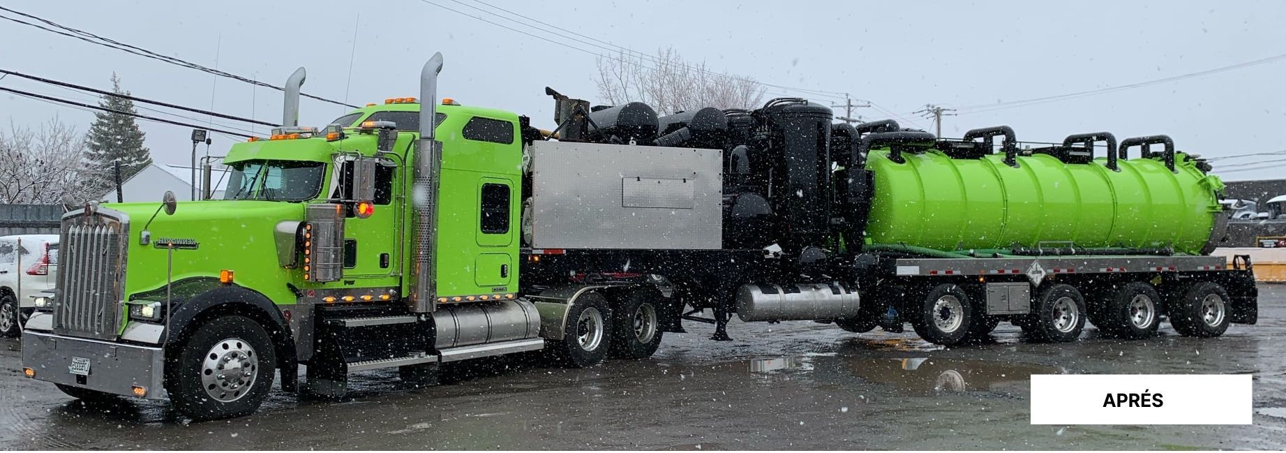 Semi-camion vert vif avec un grand réservoir vert, stationné à l'extérieur dans des conditions de neige.