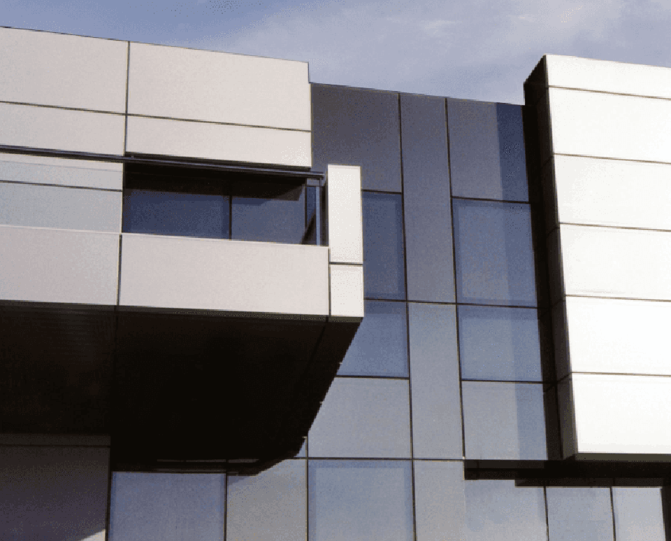 facciata di un palazzo moderno con ampie vetrate