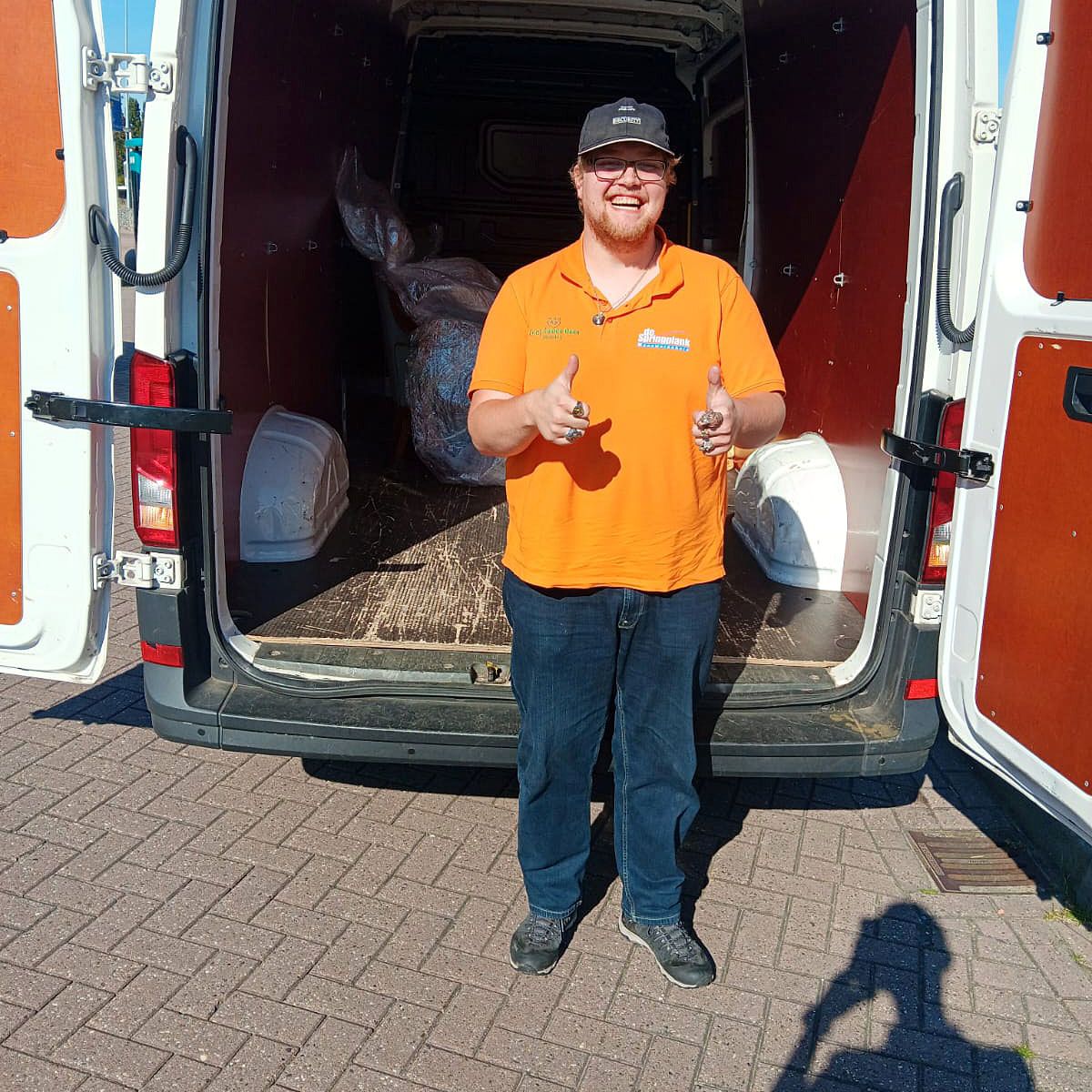 Onze deelnemer die u helpt bij het ophalen van uw spullen.
