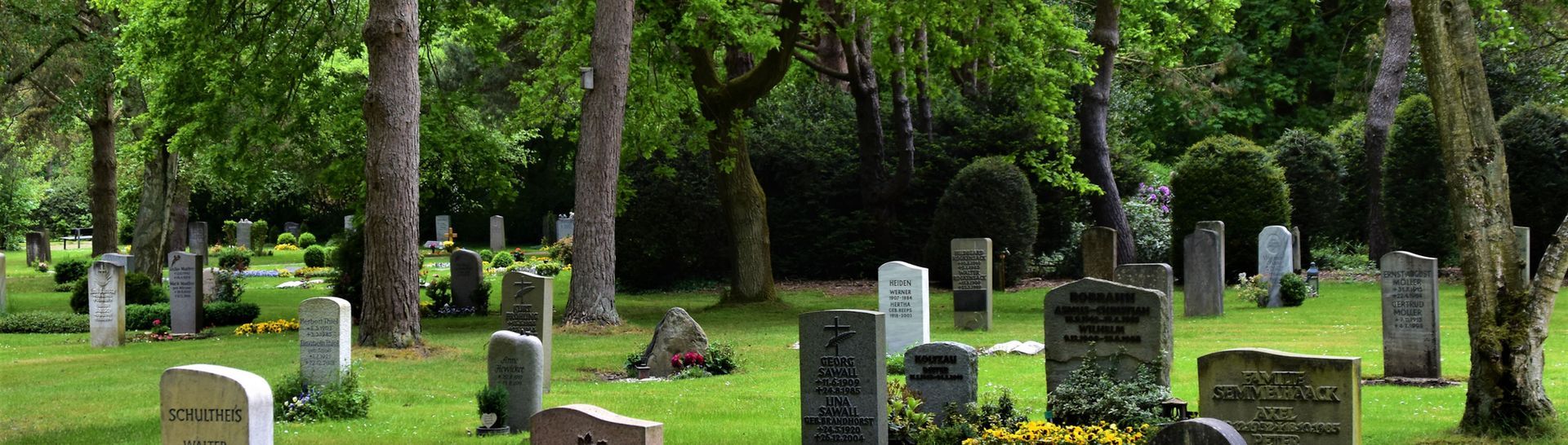 A gravestone for wagner is sitting in the grass.