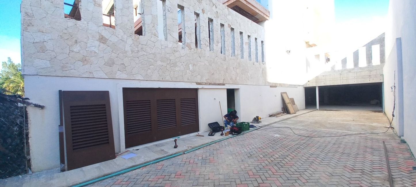 Casa moderna con ventanas de aluminio y vidrio