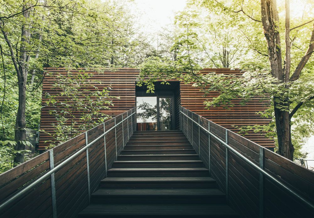 De grands escaliers en bois menant à l'entrée de Balnea Spa + Réserve thermale.