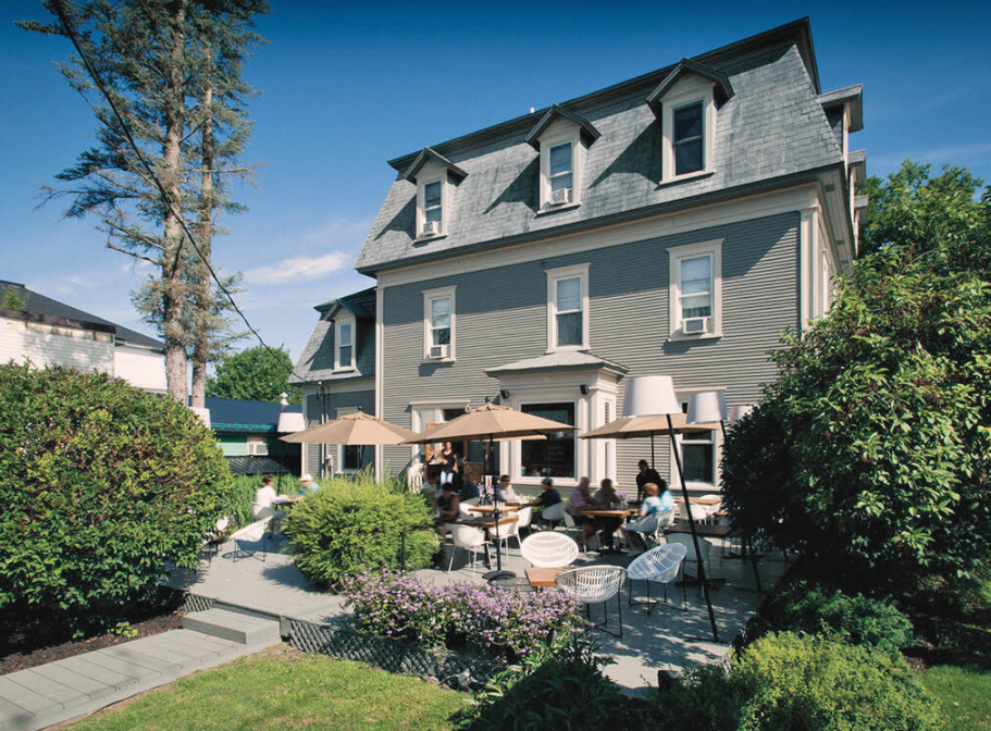 The building of Le Pleasant Hôtel et Café with the terrace.