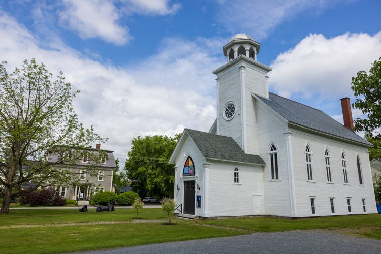 Petite église dans les village Sutton, avec Le Pleasant en arrière plan.