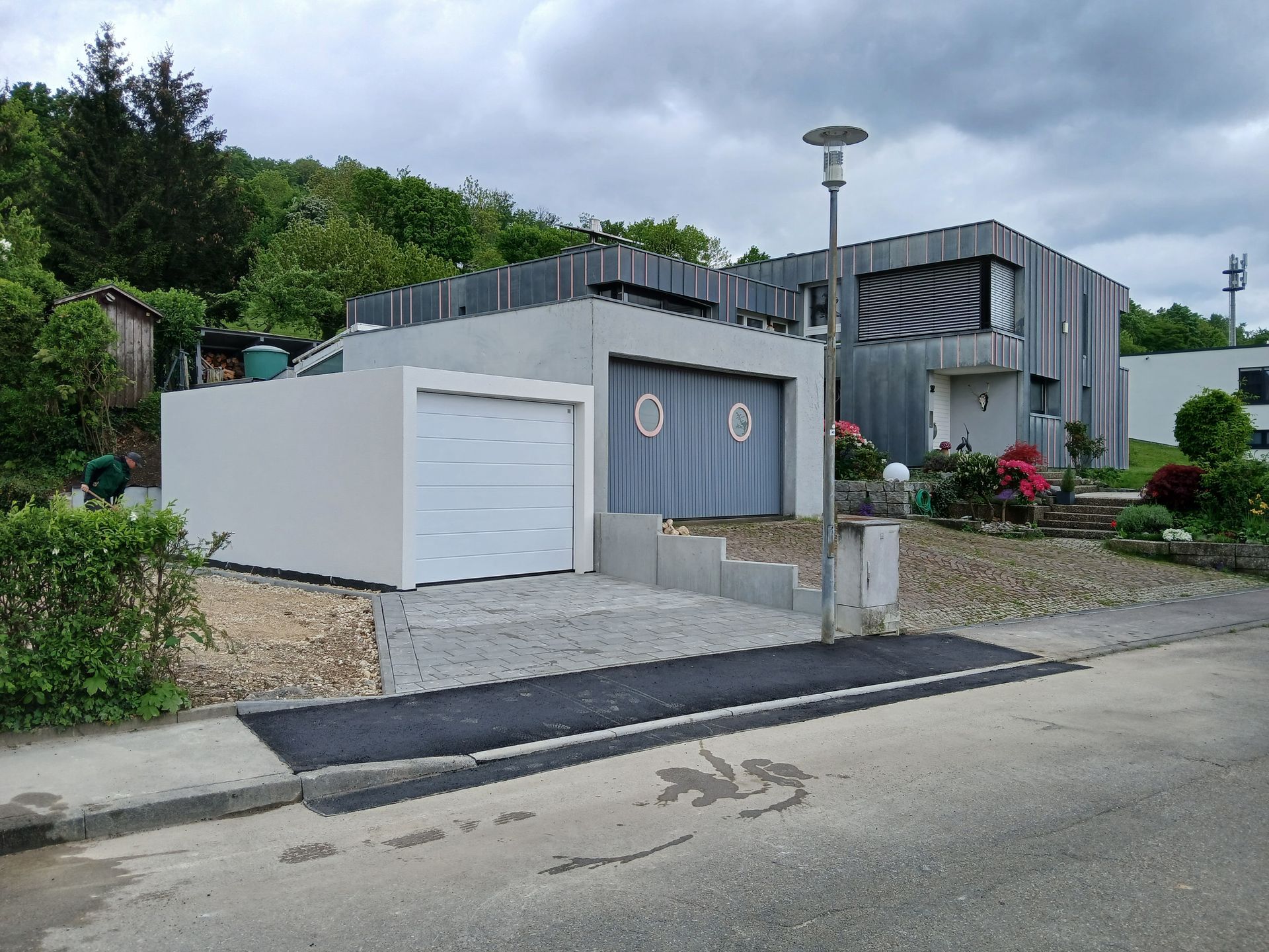 Garagenzufahrt und Gehweg