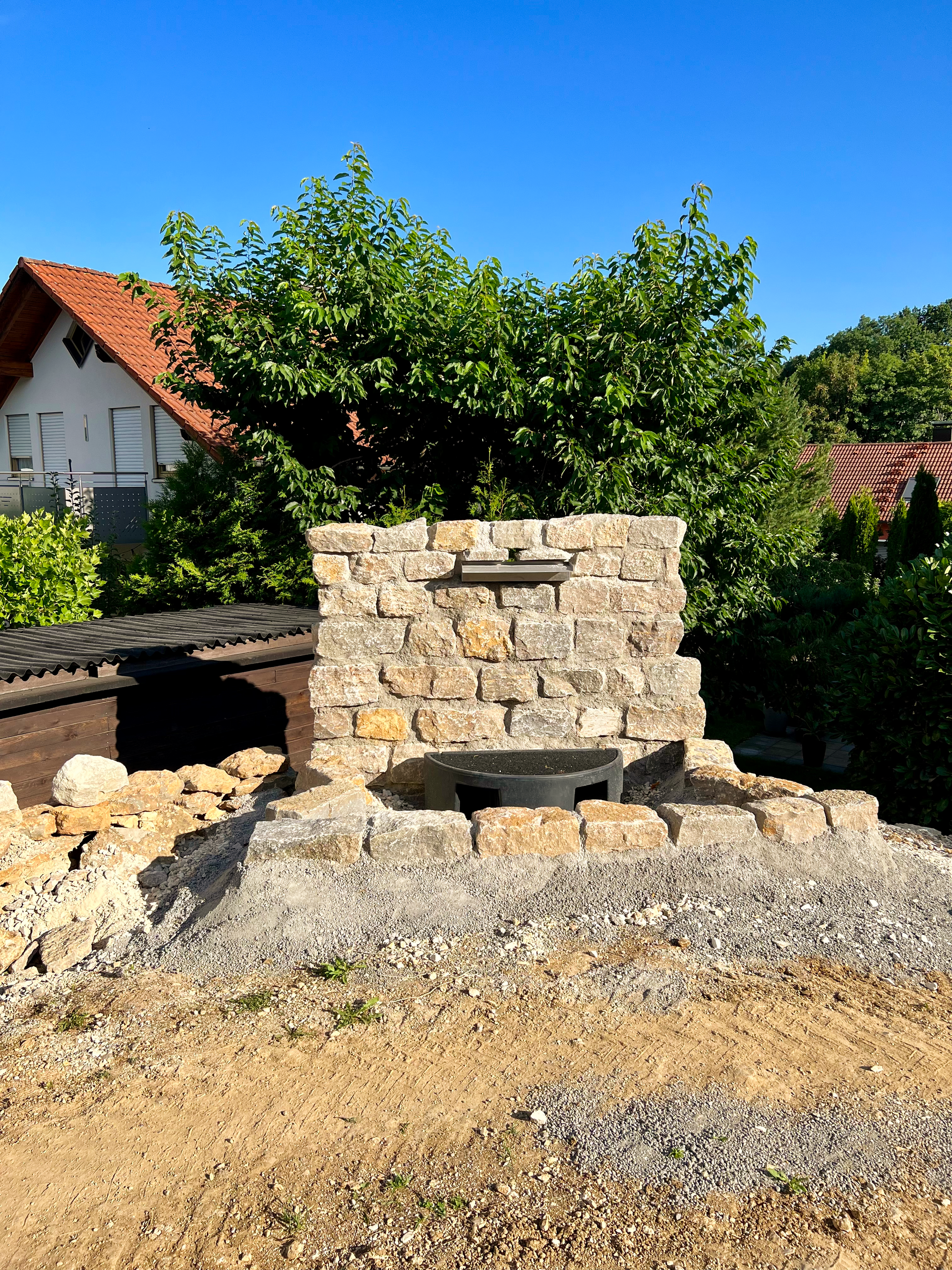 Natursteinmauer mit Wasserelement
