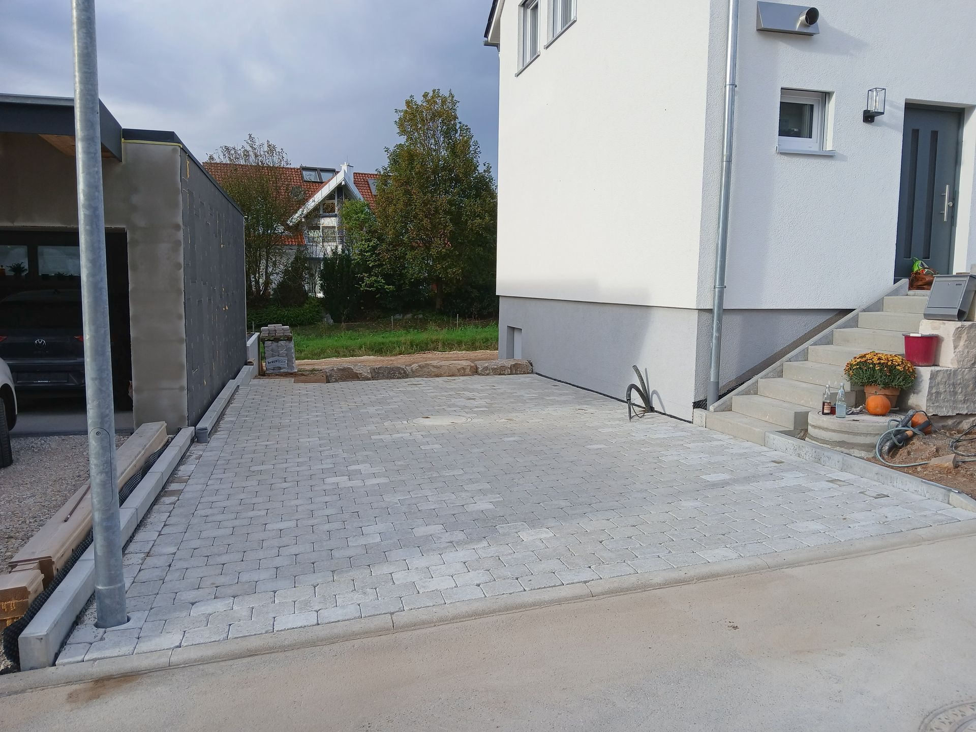 Stellplatz neben Haus