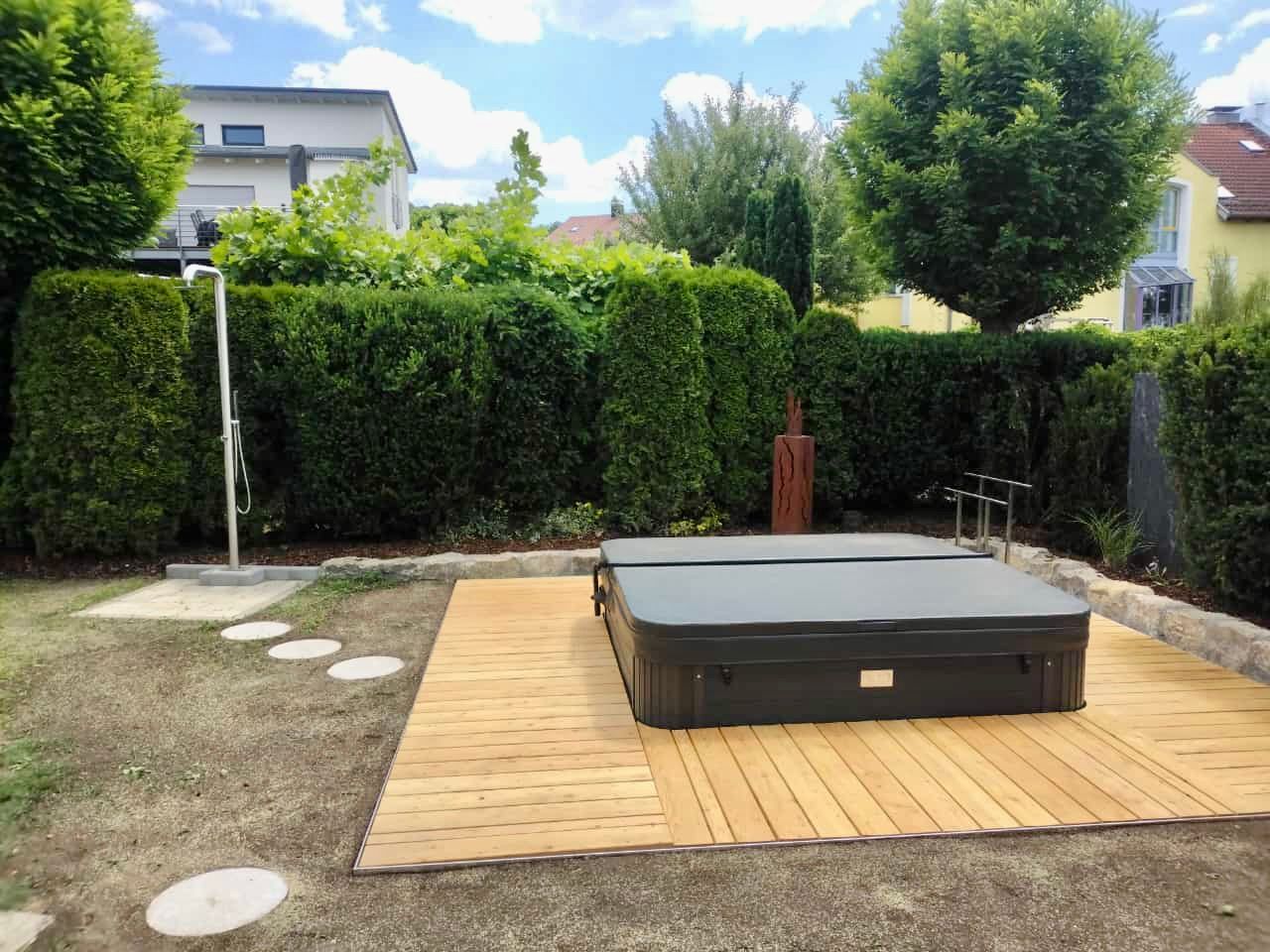 Pool mit Umrandung und Gartendusche