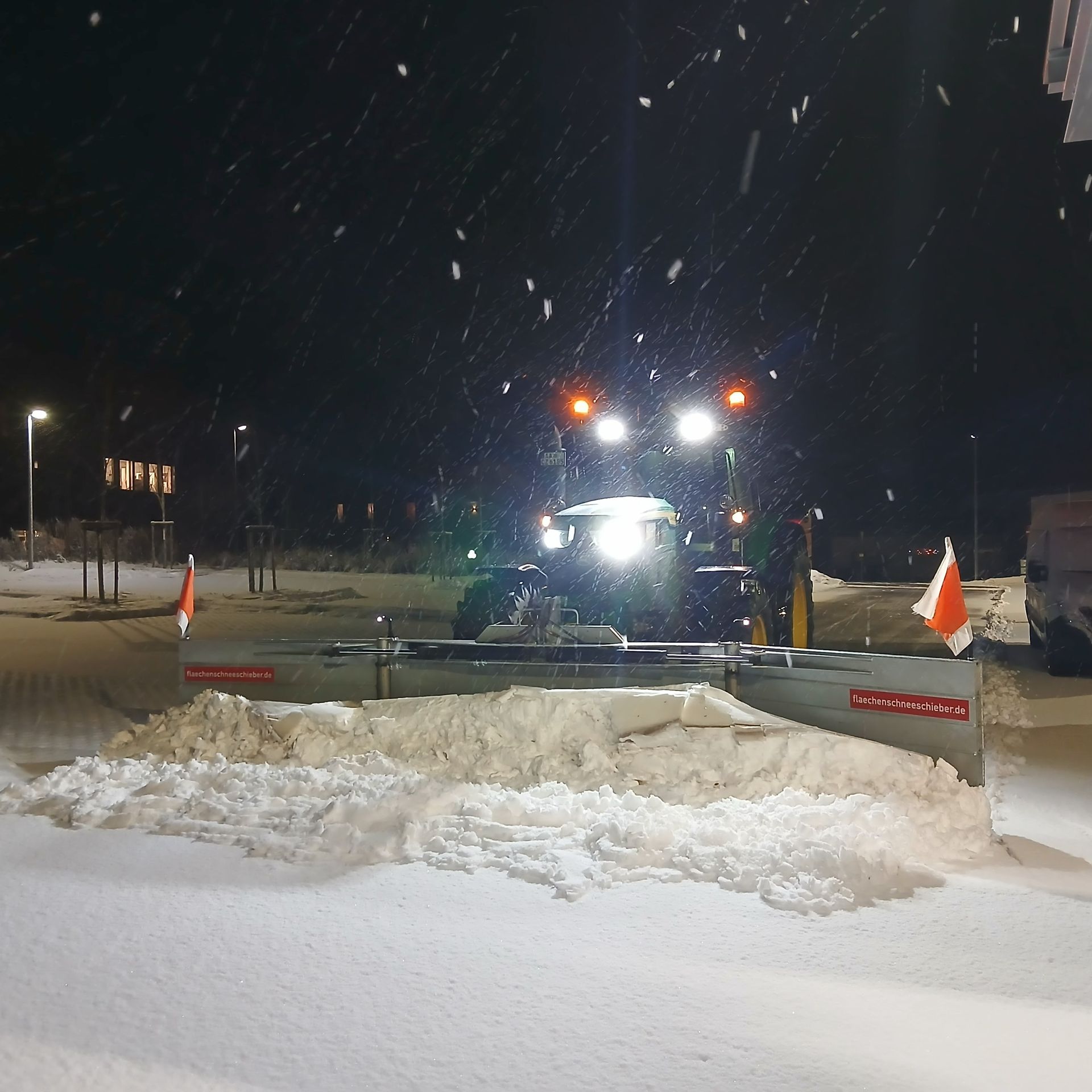 Schneefall und Räumfahrzeug