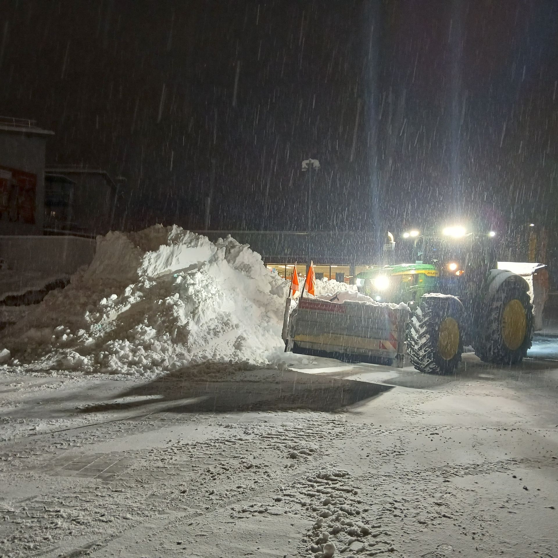 Schneefall und Räumfahrzeug