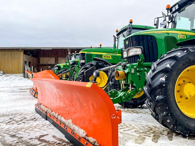 Schlepper mit Schneeschildern