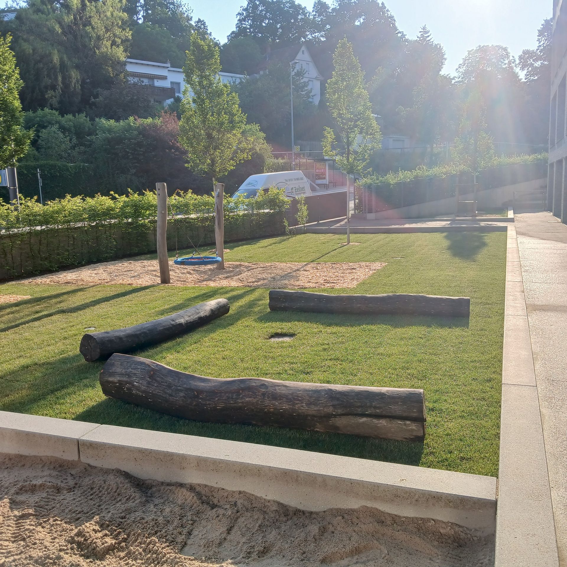 Rollrasen auf einem Spielplatz