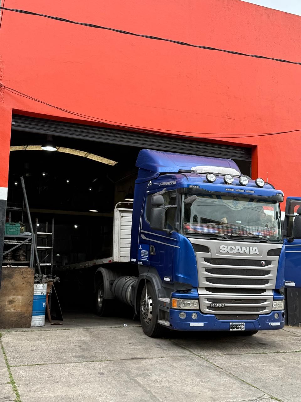 Flota de vehículos comerciales en taller