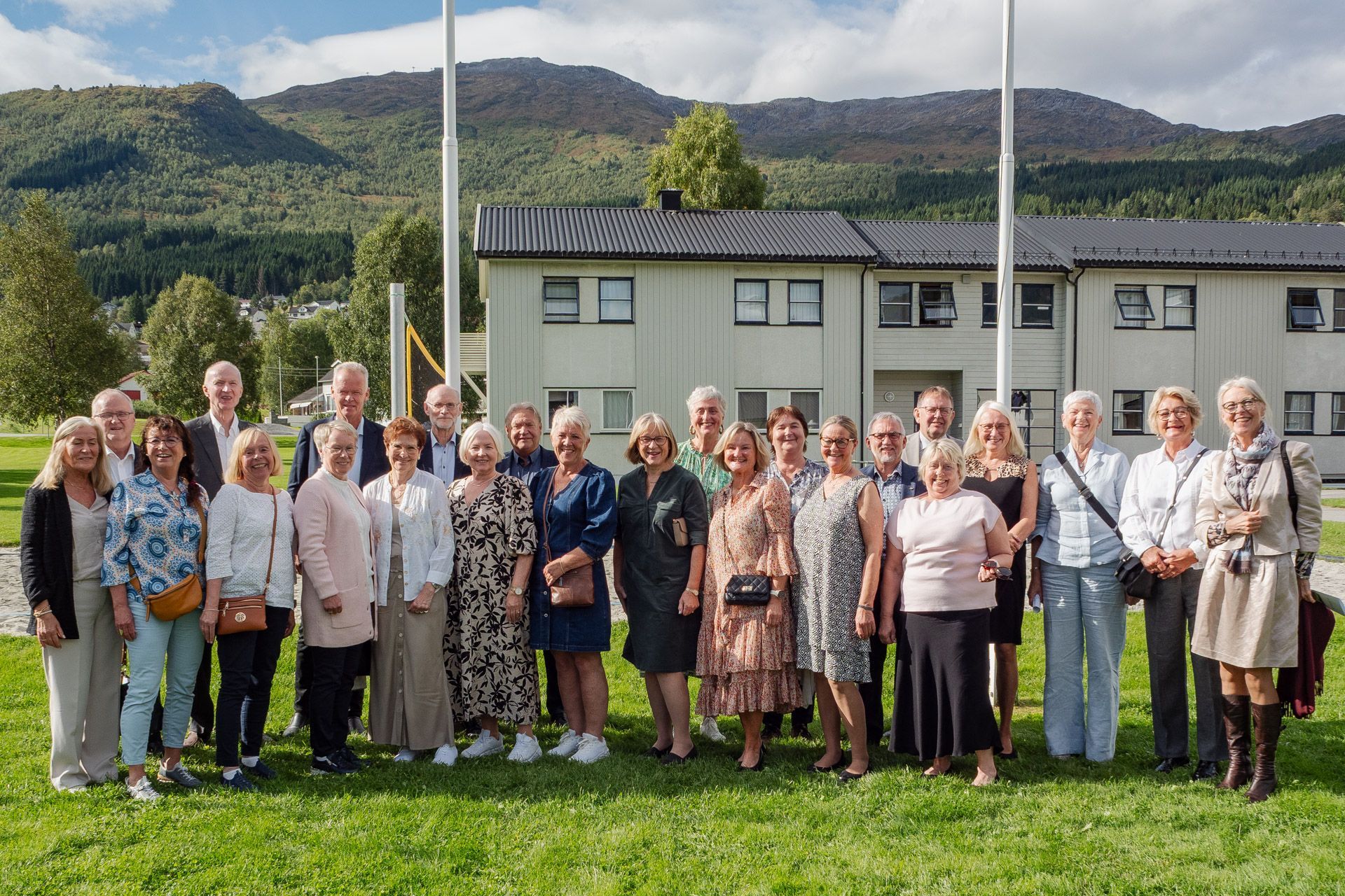 50-års jubilantar: F.v: Herborg Eikebø, Tore Ørjasæter, Karin Kleven Breivik, Asbjørn Grindvik, Leid Inger Bakken, Turid Kjølås, Lars Arne Misund, Rita Åsmo Bakke-Hareide, Odd Arne Eidem, Aud Midtlid, Oddbjørn Overå, Marit Håvik Arvidsen, Ellinor Klokk, Sigrun Hole, Petra Heien, Liv Johanne Ekornes, Åsmund Larsen, Kjell Arild Sve, Ann Iren Pedersen, Solfrid Blindheim, Solveig Flø Nesset, Sissel Solem Ødegård, Magny B. Jørgensen.