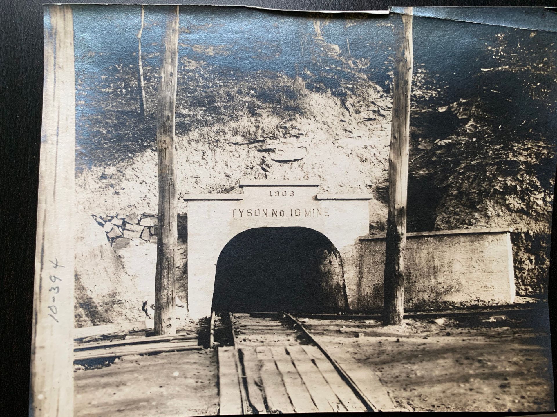 Entrance to a train tunnel, labeled