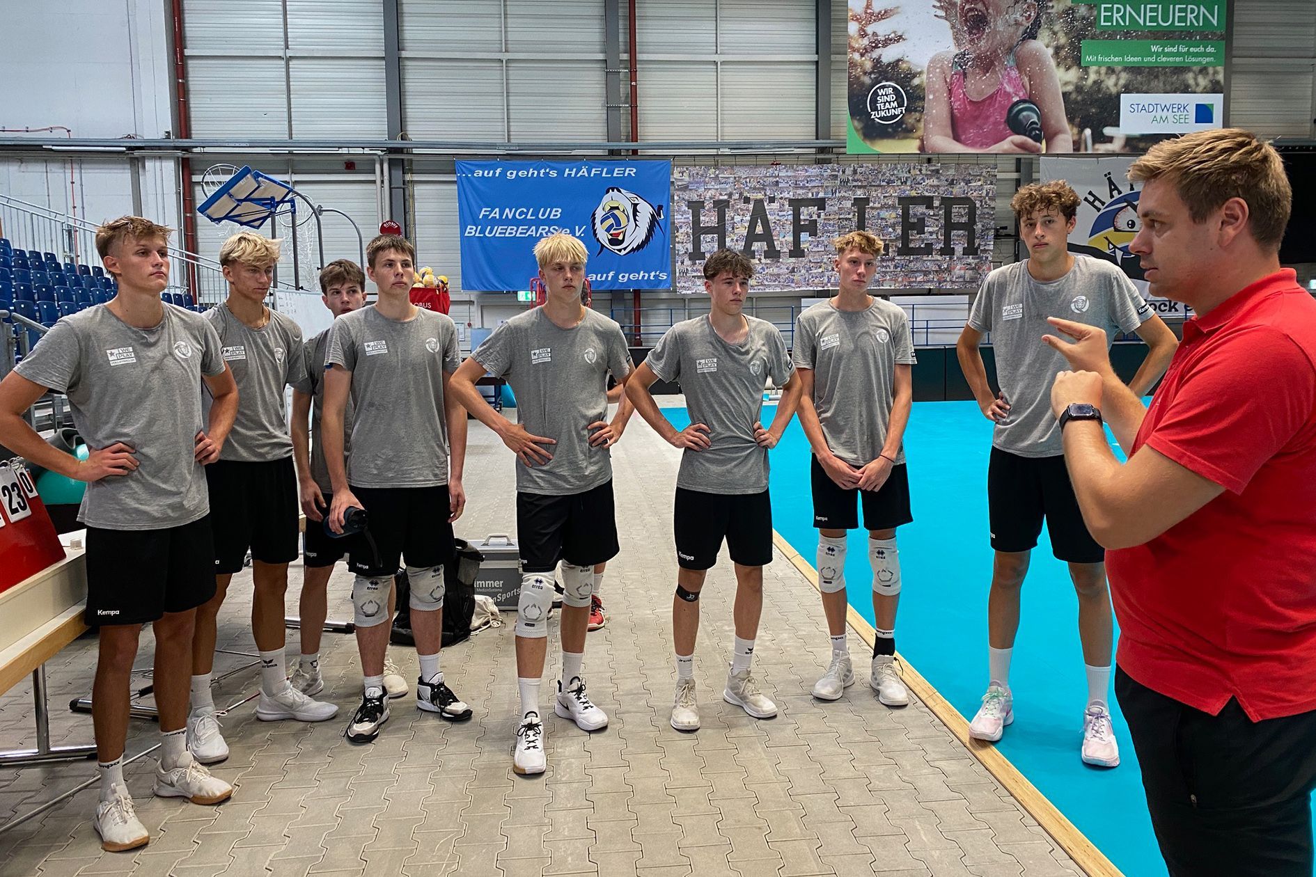 Trainer Philipp Sigmund (rechts) nutzt die SPACETECH ARENA für einen Lehrgang der baden-württembergischen Landesauswahl. 