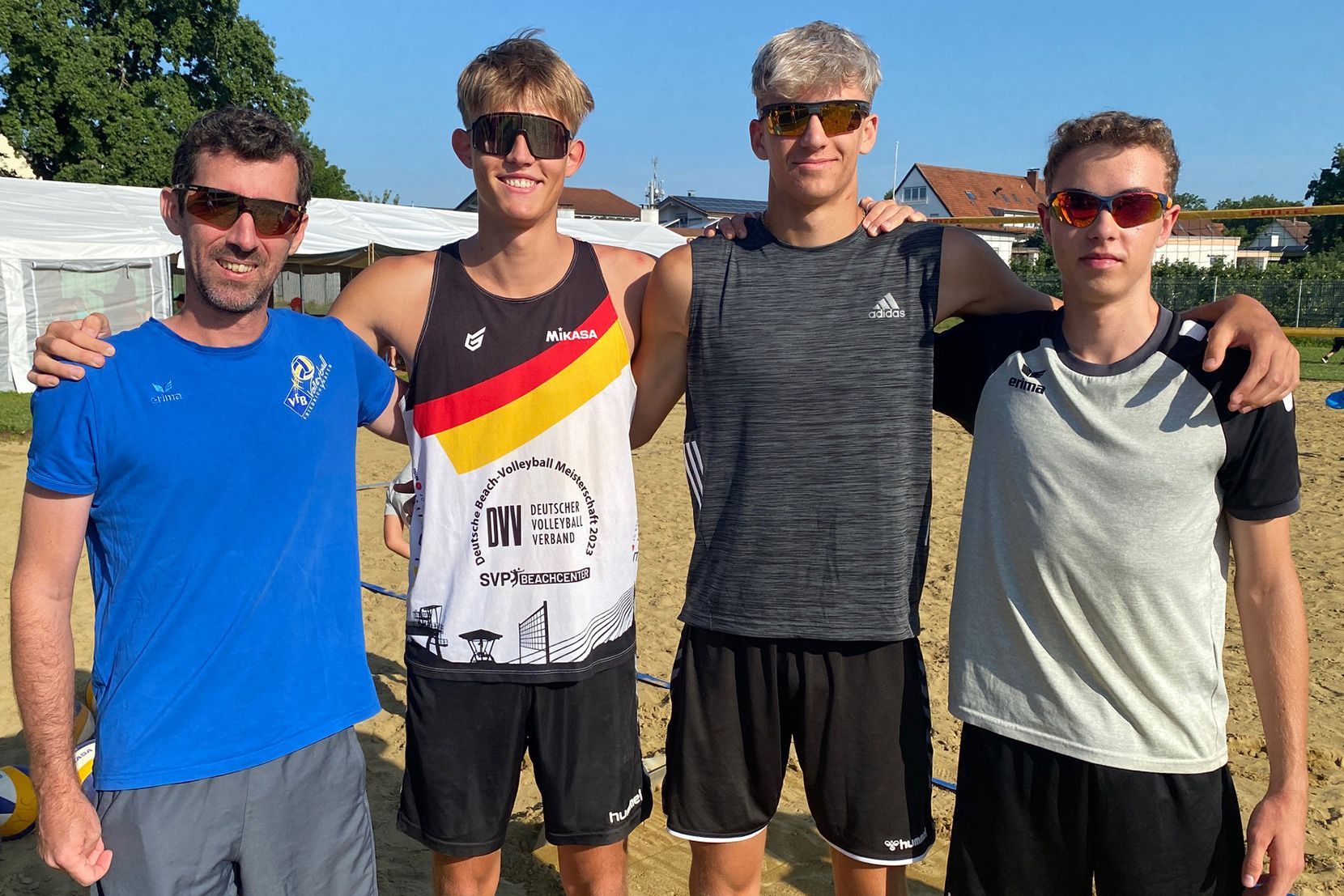 Trainer Adrian Pfleghar mit Chris Oberglock, Phil Bertele und Lukas Gierling (von links). 