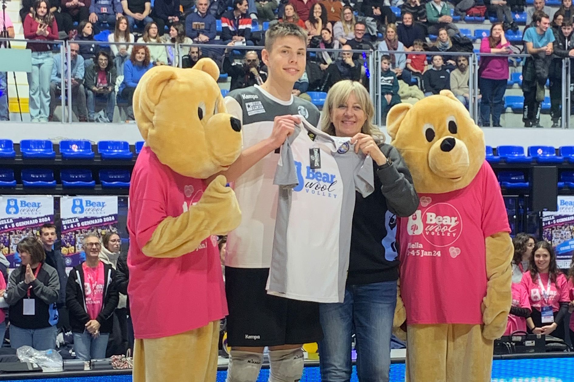 YoungStar Niklas Kluge wird beim Turnier in Biella als wertvollster Spieler ausgezeichnet. 