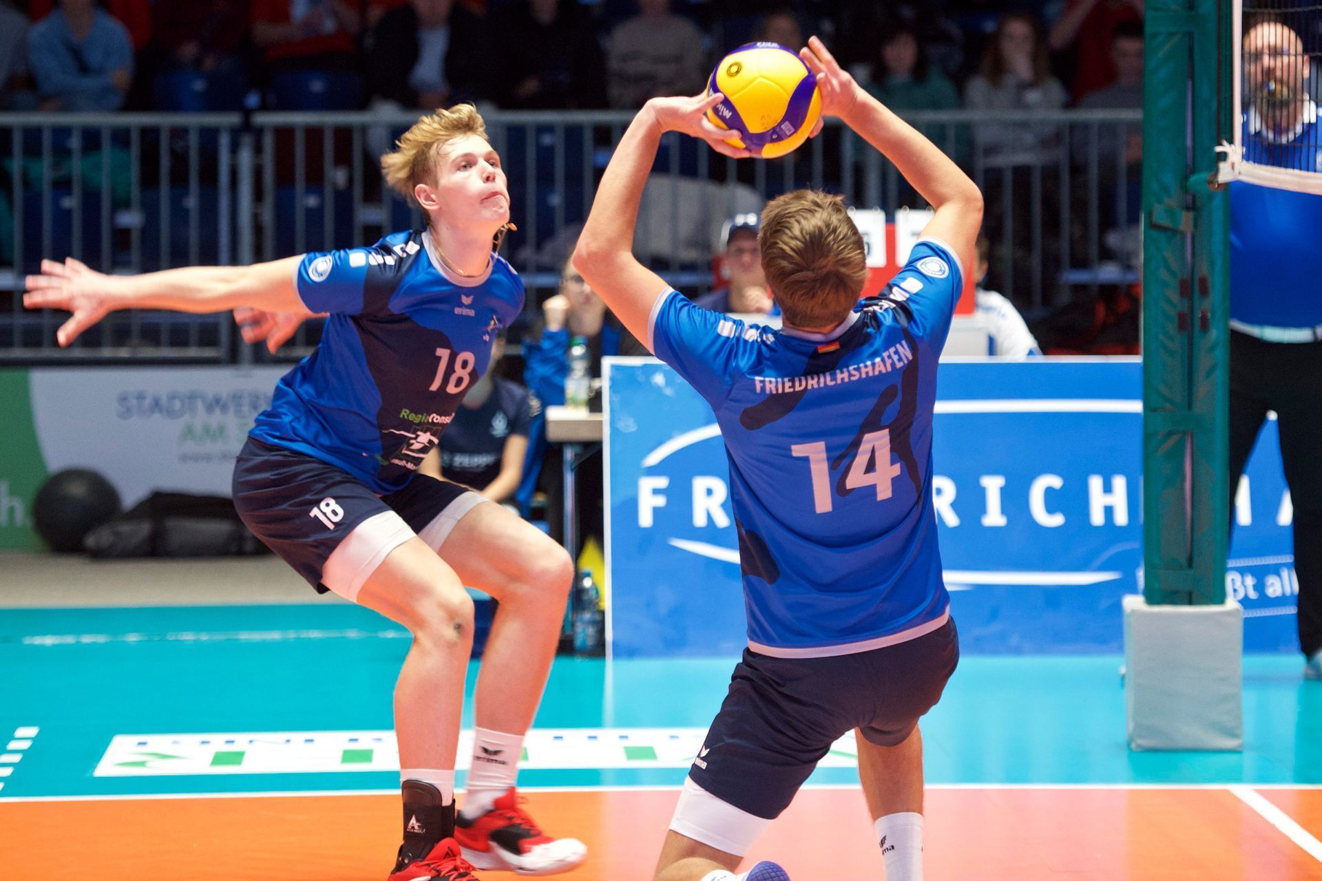 Zuspieler Daniel Habermaas (rechts) und Ruslan Fedorov sind in den Partien des Wochenendes als wertvollste Spieler ausgezeichnet worden. (Foto: Günter Kram)