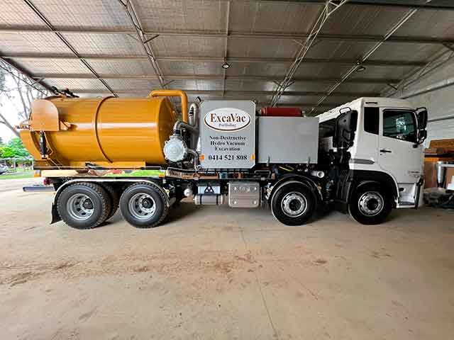 Vacuum truck for non-destructive digging tasks