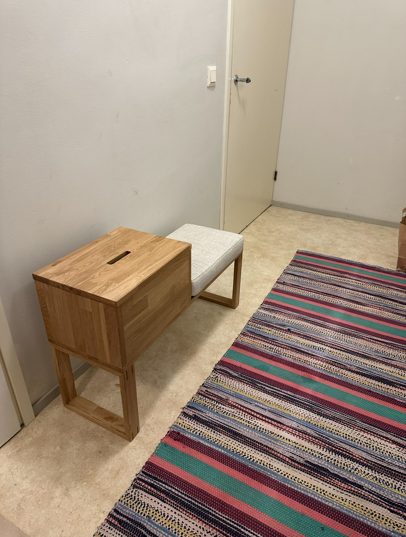eteisen penkki säilityslokerolla
