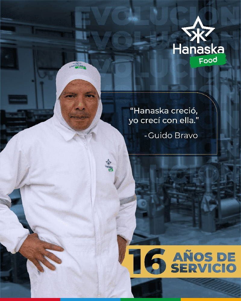 Chef con uniforme blanco junto a la marca Hanaska Food y el texto “16 años de servicio” en un entorno de cocina.