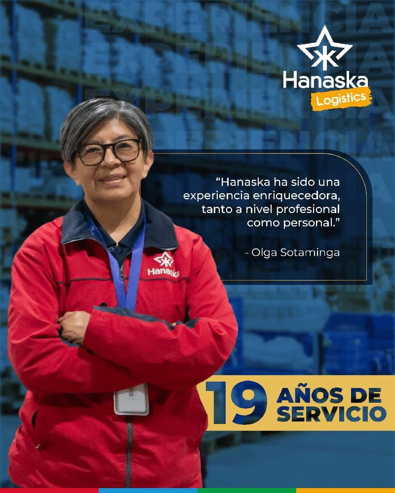 Mujer con chaqueta roja de pie frente a contenedores de envío azules, con el nombre de Hanaska Logistics y el texto “19 años de servicio”.