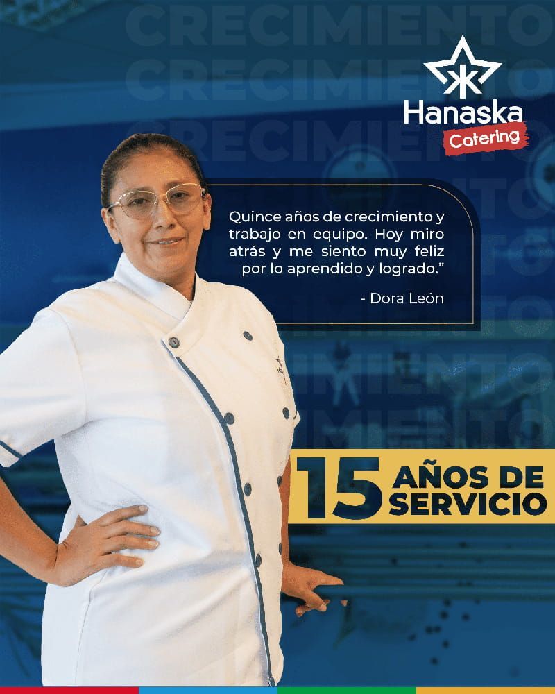 Chef in white uniform beside “Hanasaka Catering” logo; poster reads “15 años de servicio.”