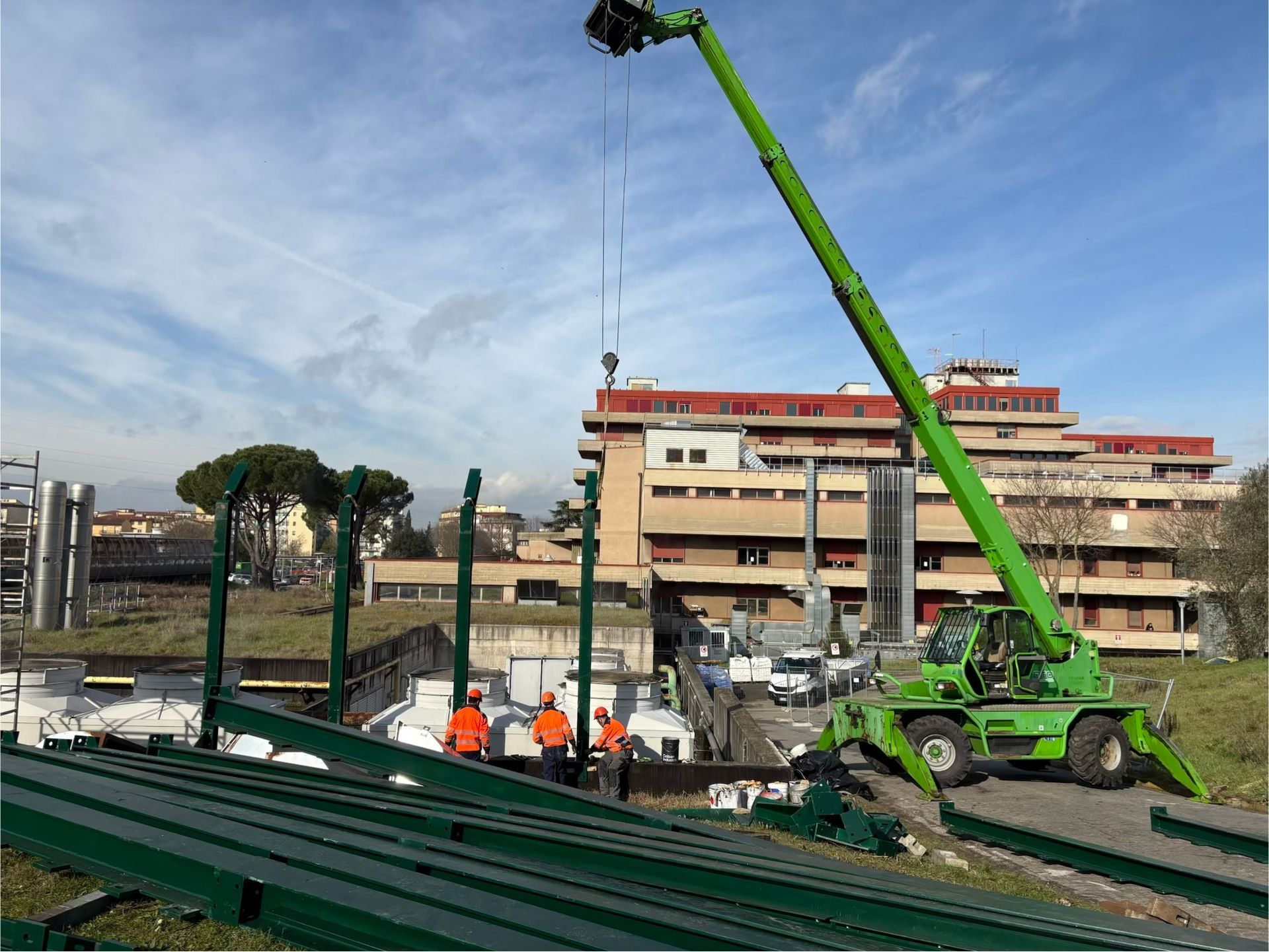 Installazione di una struttura metallica per una barriera acustica a Firenze