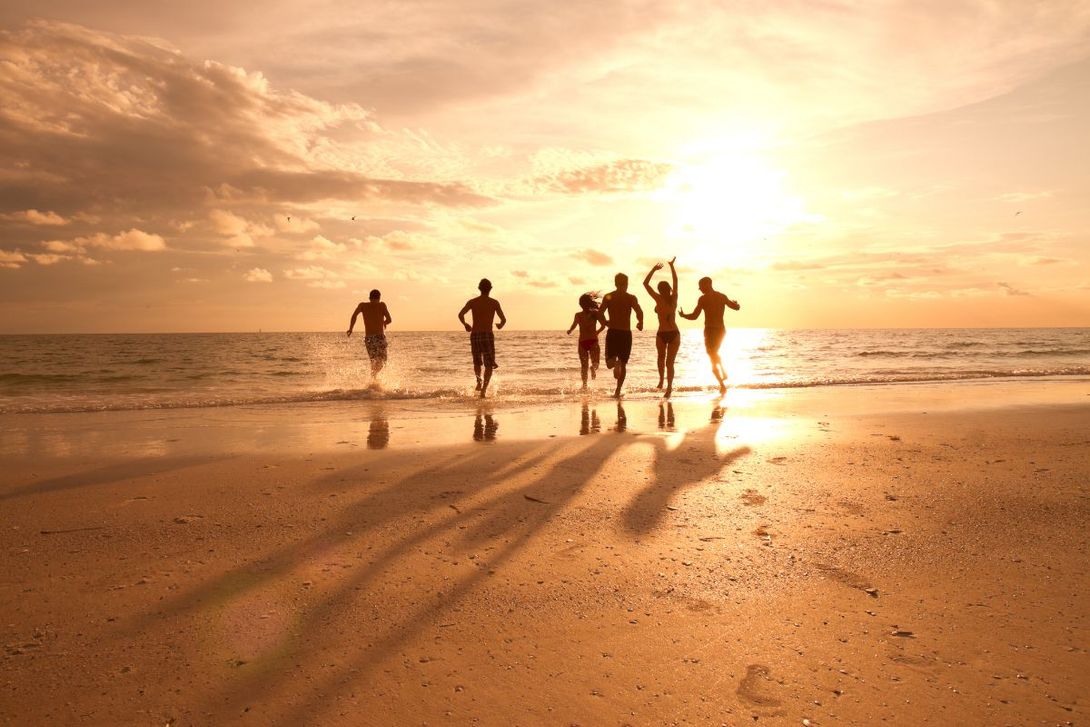 Gruppo di amici in spiaggia