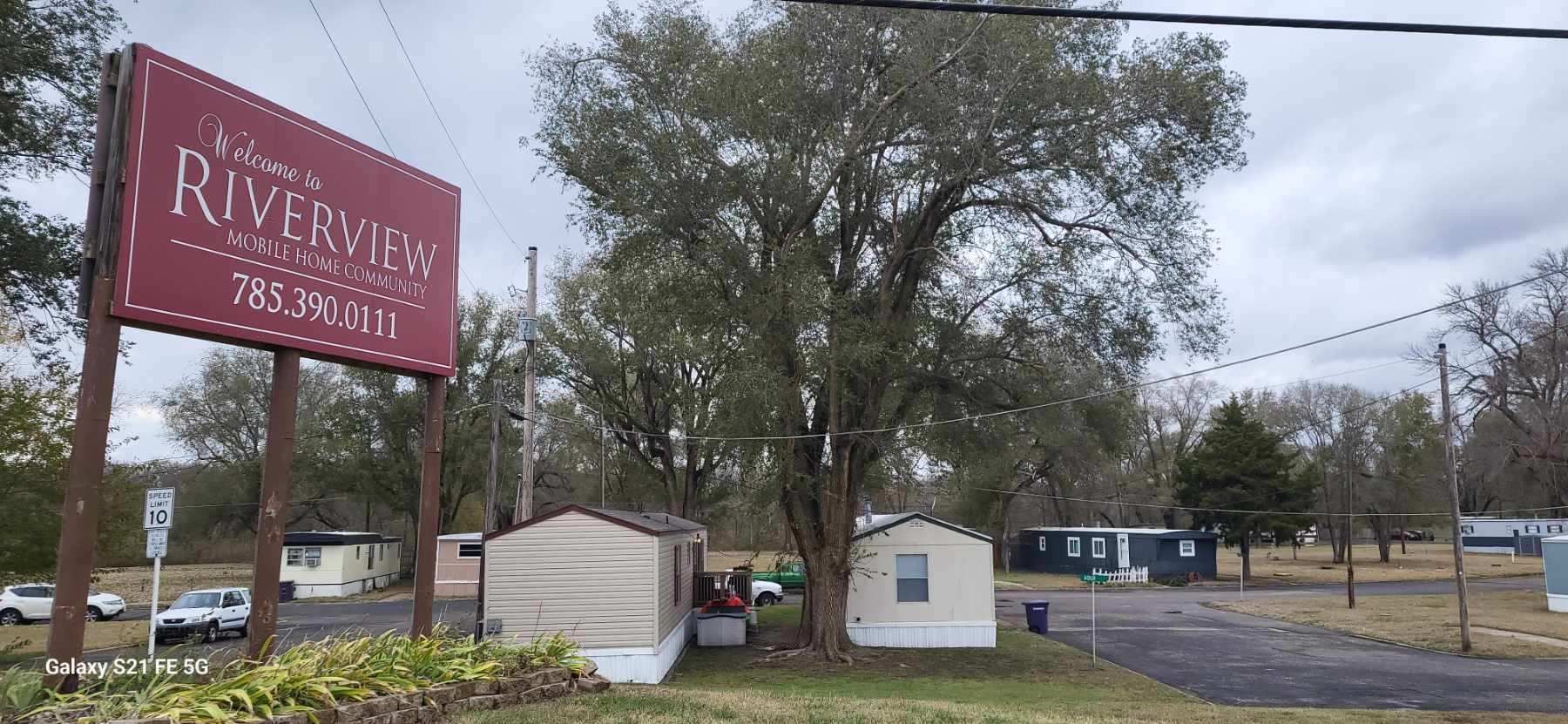 A red sign that says riverview mobile home park
