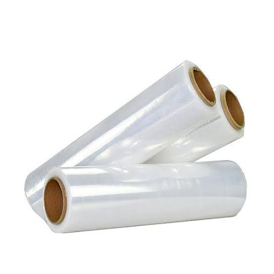 Três rolos de filme plástico estão empilhados uns sobre os outros sobre um fundo branco.