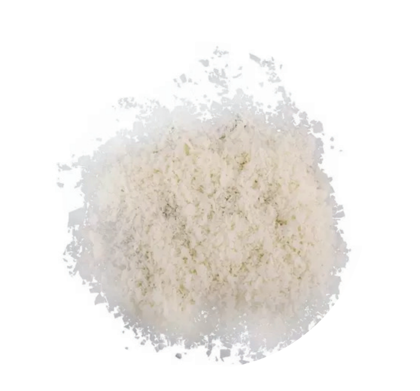 Uma pilha de sal branco sobre um fundo branco.