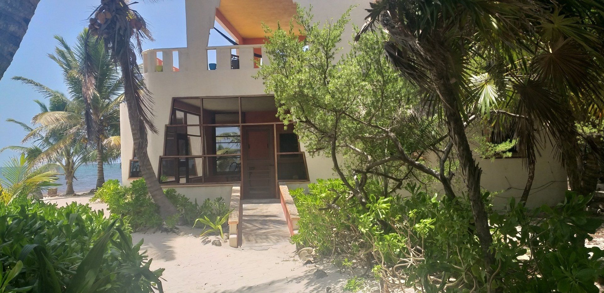 Mosaikterrasse der Beachfront Suite mit Hängematten