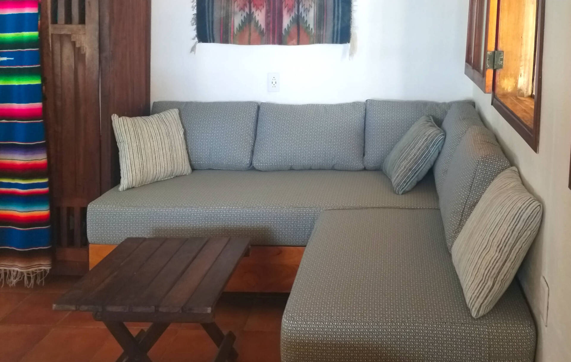 L-förmige Couch in Einheit 2