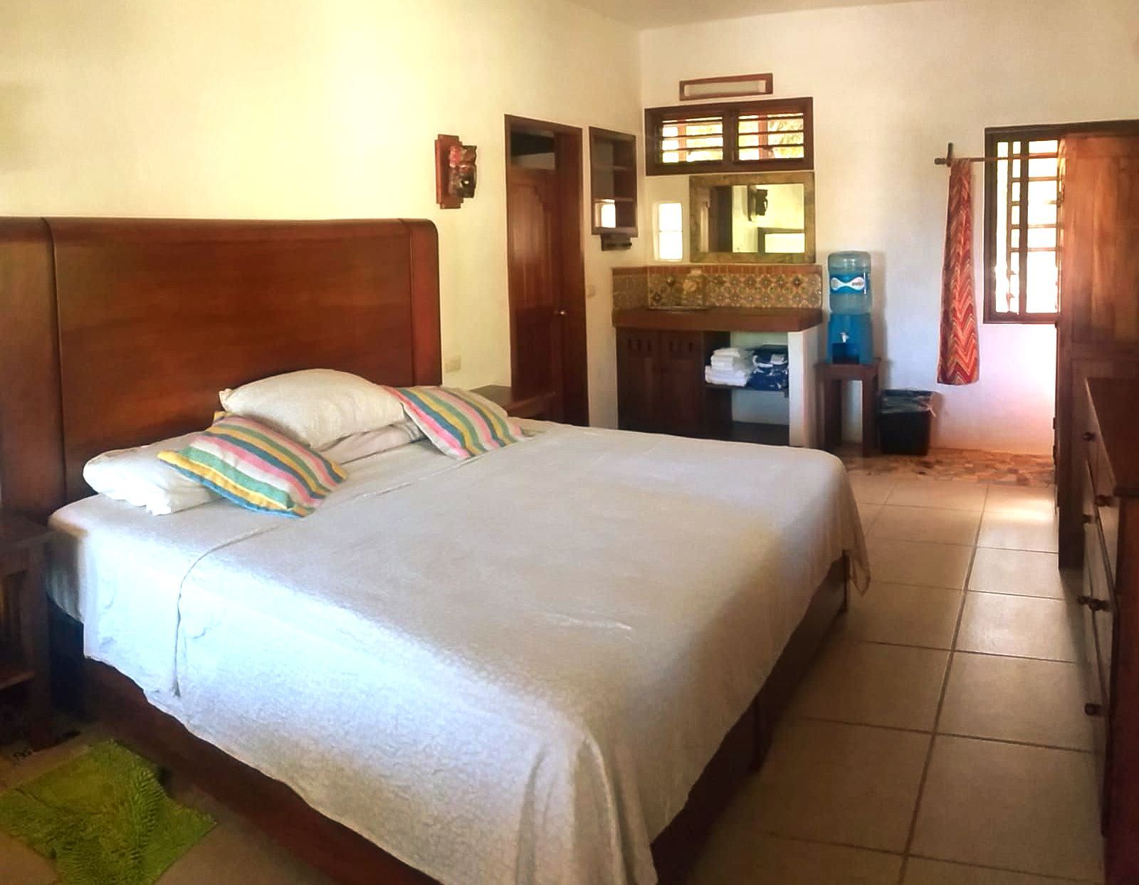 Cama King size y lavabo de Talevera en Uxmal