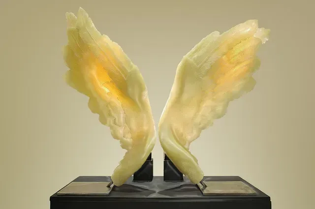 Beleuchtete Engelsflügel-Skulptur aus Onyx.