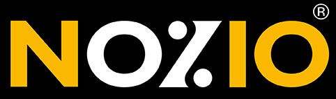 Logotipo de NO%IO, texto dorado y blanco sobre fondo negro. La