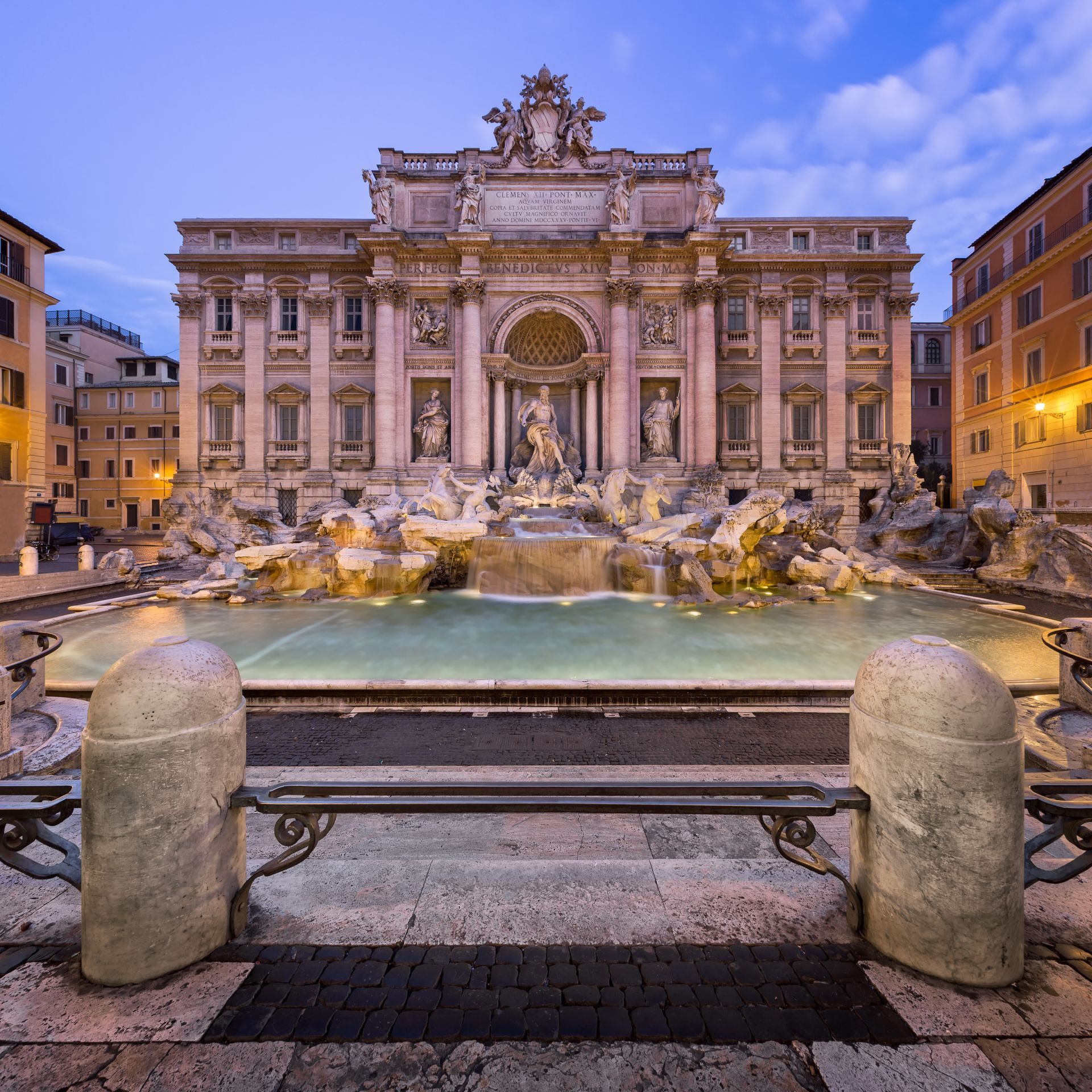 Der Trevi-Brunnen in Rom, Italien, mit aufwendiger Barockarchitektur; das Wasser stürzt in ein großes Becken.