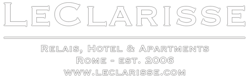 Logo Le Clarisse : nom de l’hôtel en lettres soulignées, « Relais, Hôtel & Appartements » en dessous, adresse et site web.