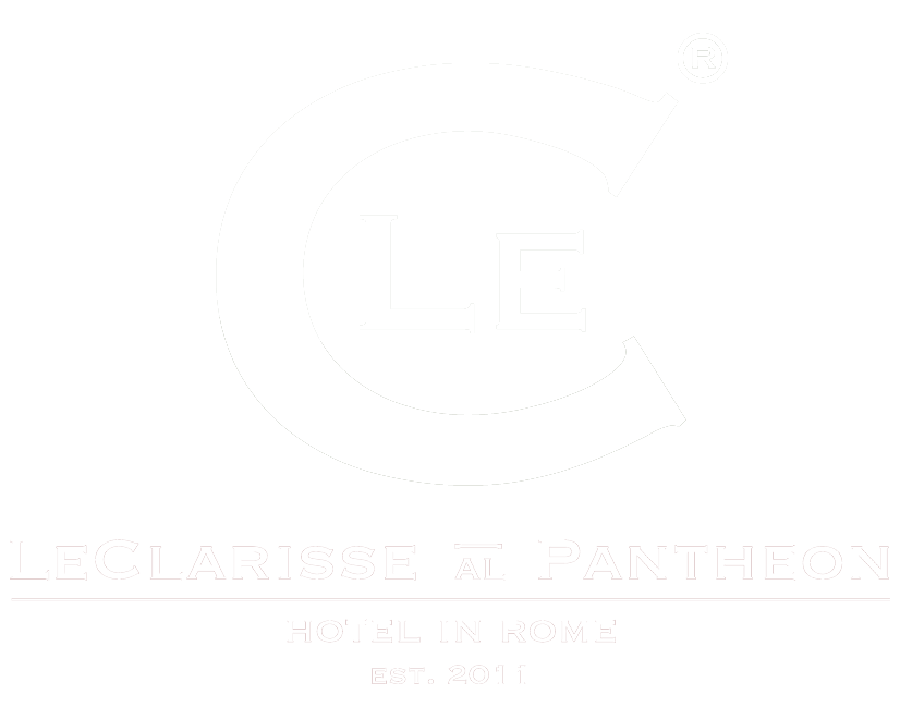 Logo blanc pour L'Éclairage au Panthéon, avec un « C » à l'intérieur d'un cercle et du texte.