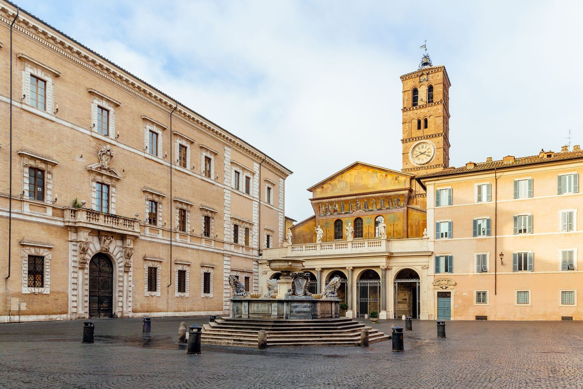 Place à Rome avec des bâtiments, une fontaine et une tour d'horloge en arrière-plan.