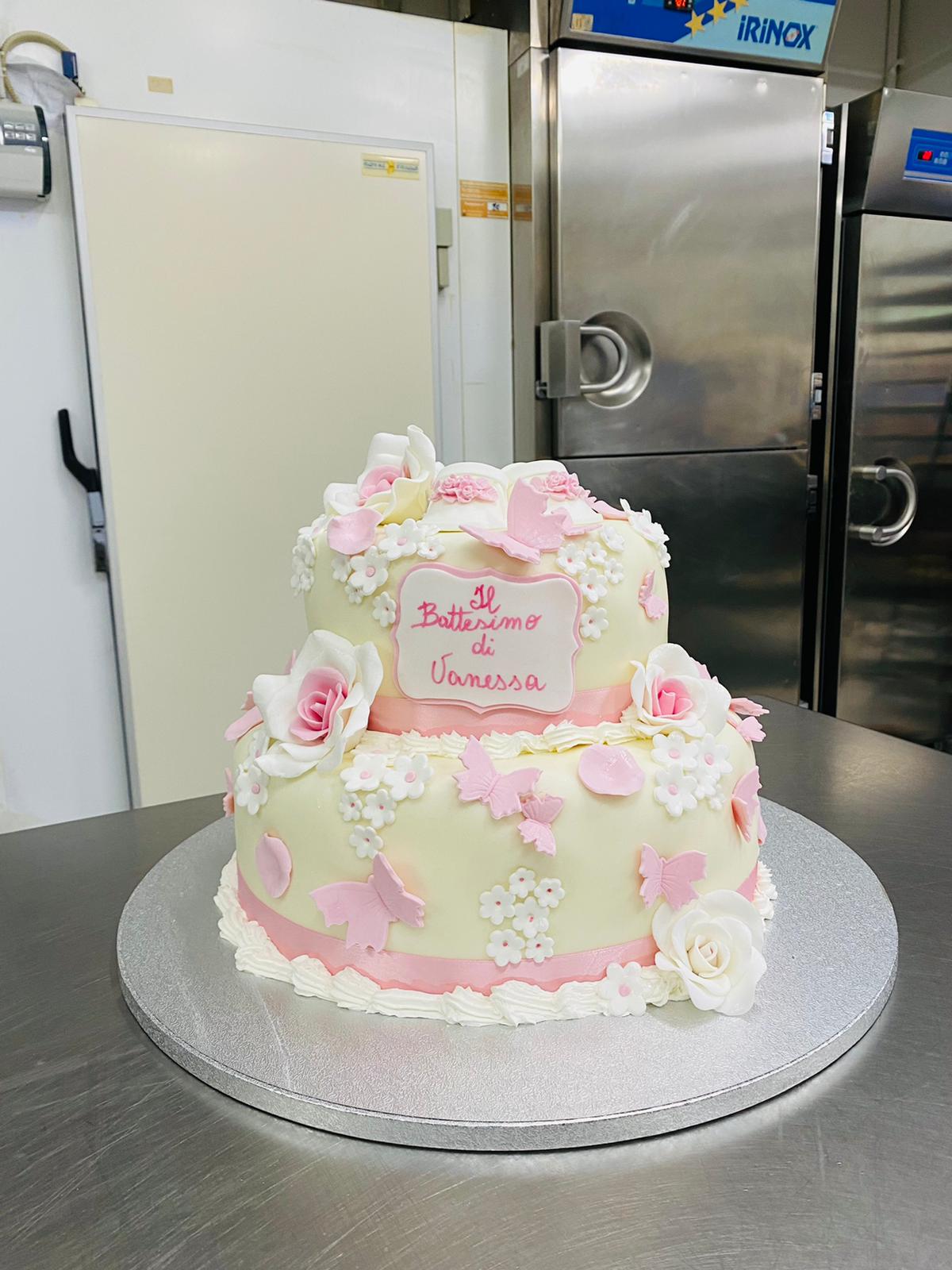 torta bianca e rosa
