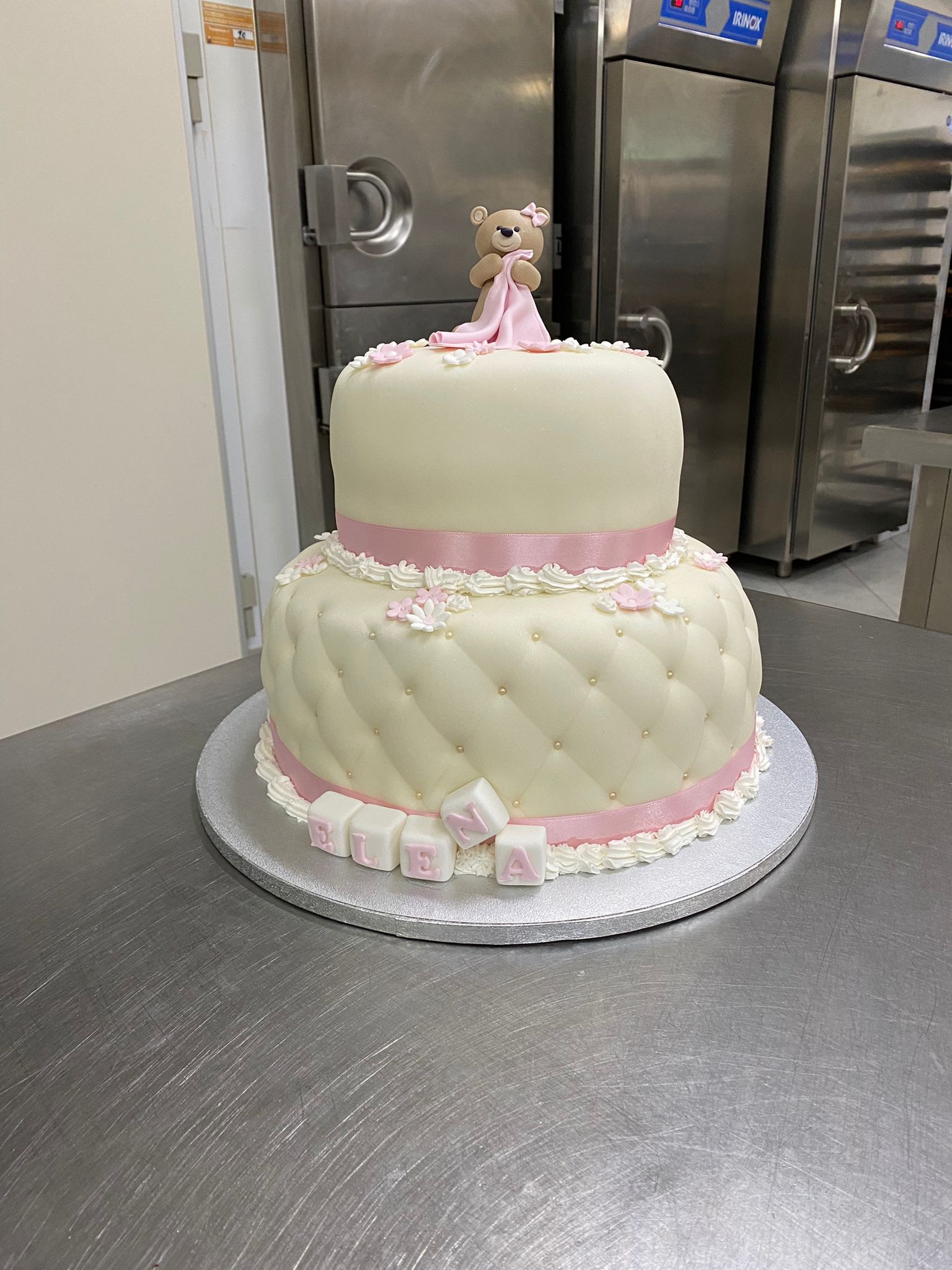 torta bianca e rosa