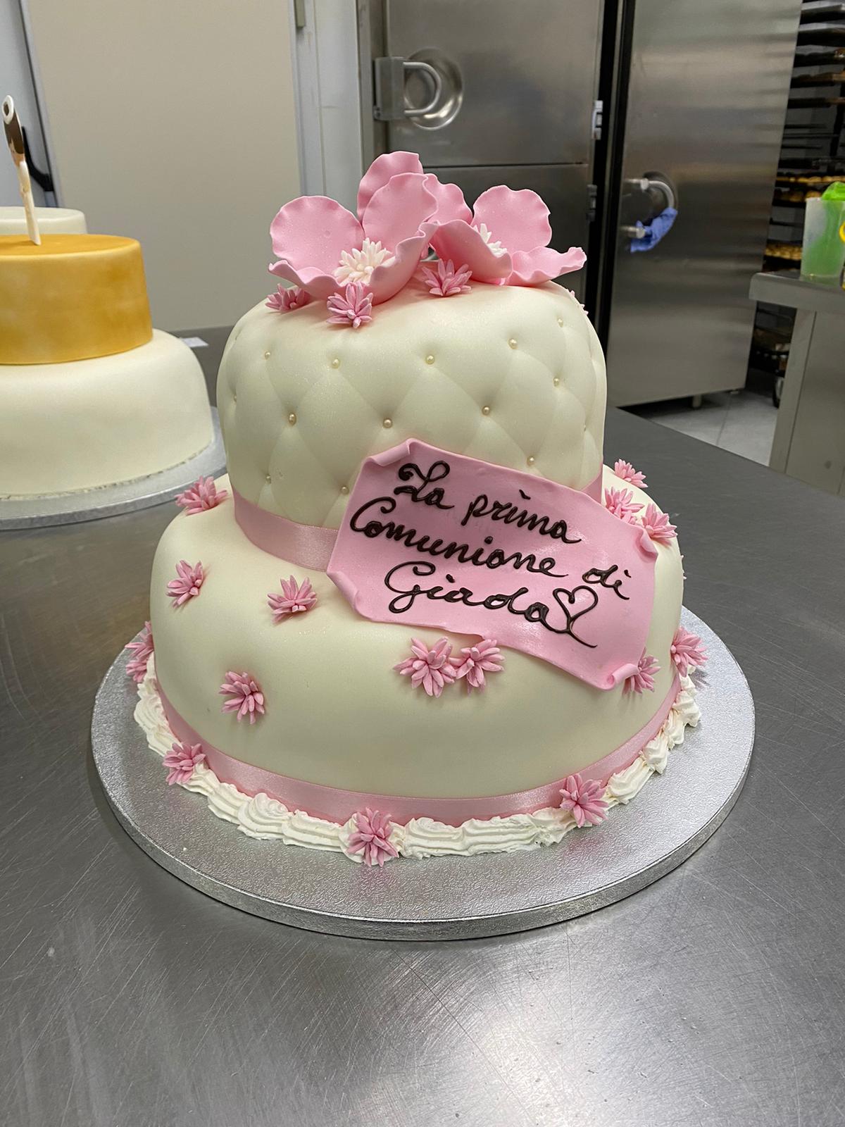 torta bianca e rosa